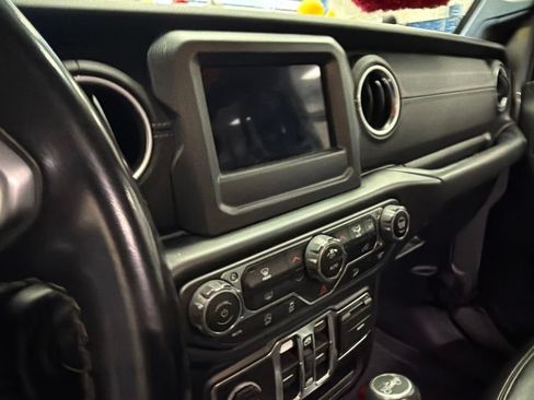 Used 2020 Jeep Wrangler Unlimited Sahara w/ LED Lighting Group AWD/4WD image 4