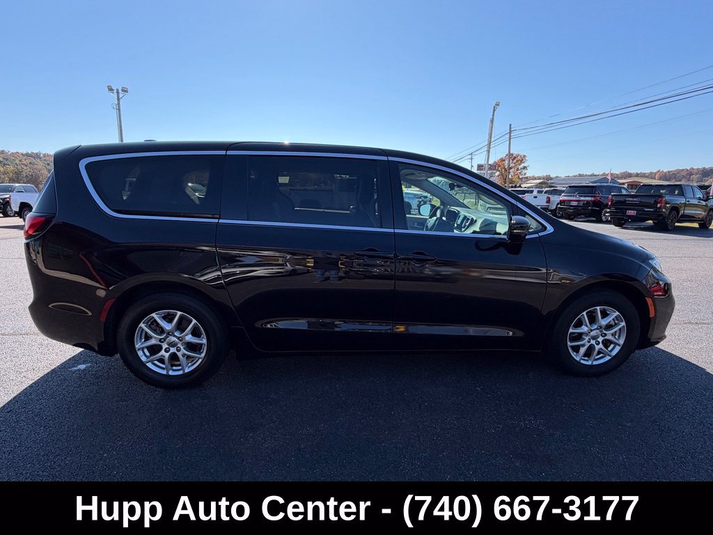Used 2024 Chrysler Pacifica Touring-L FWD image 22