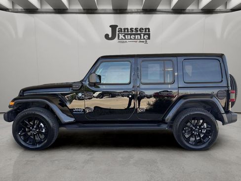 Used 2025 Jeep Wrangler Unlimited Sahara AWD/4WD image 1