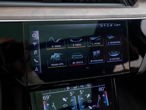 Used 2019 Audi e-tron Premium Plus image 28
