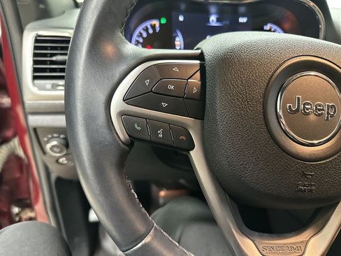 Used 2018 Jeep Grand Cherokee Laredo AWD/4WD image 19