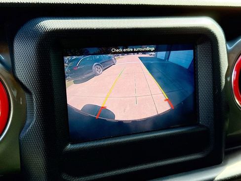 Used 2019 Jeep Wrangler Unlimited Sahara image 14