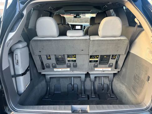 Used 2018 Toyota Sienna XLE image 20