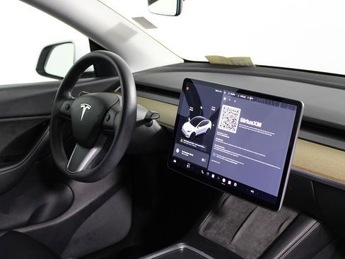 Used 2021 Tesla Model Y Long Range image 12