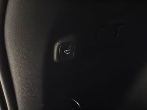 Used 2019 Jeep Cherokee Limited image 18