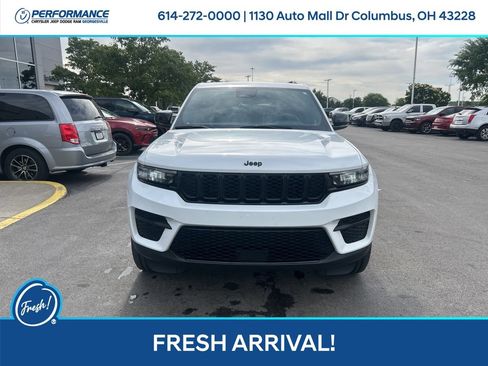 Used 2023 Jeep Grand Cherokee Altitude AWD/4WD image 9