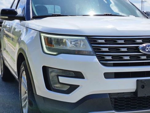 Used 2017 Ford Explorer XLT FWD image 8