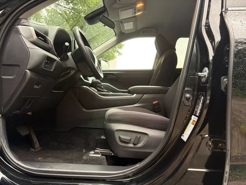 Used 2025 Toyota Highlander LE FWD image 23