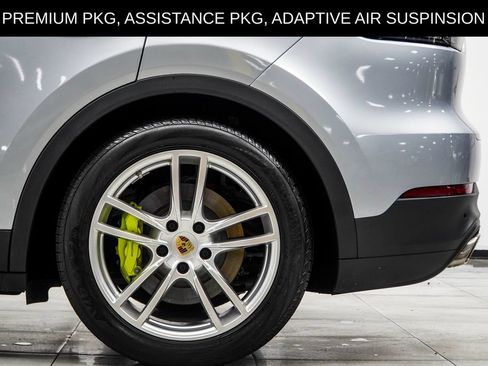 Used 2023 Porsche Cayenne w/ Premium Package AWD/4WD image 12