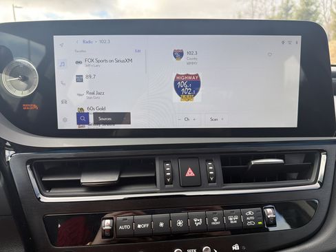 Used 2025 Lexus ES 300h w/ Technology Package image 16