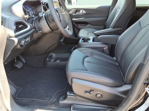 New 2026 Chrysler Pacifica Select FWD image 16
