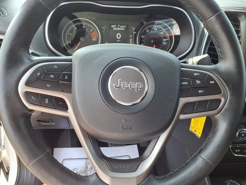 Used 2020 Jeep Cherokee Latitude w/ Cold Weather Group AWD/4WD image 7
