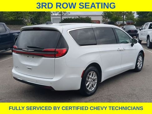 Used 2023 Chrysler Pacifica Touring-L FWD image 5