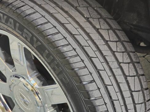 Used 2007 Cadillac Escalade EXT Base AWD 4dr Crew Cab SB w/ Information Package image 32