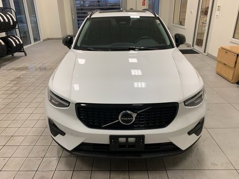 Certified 2024 Volvo XC40 B5 Core image 2