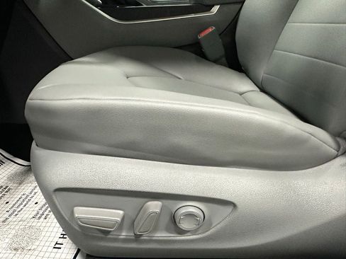 Used 2025 Toyota Highlander XLE image 12