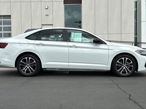 Used 2023 Volkswagen Jetta Sport image 2