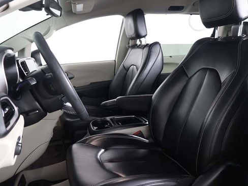 Used 2023 Chrysler Pacifica Touring-L FWD image 25