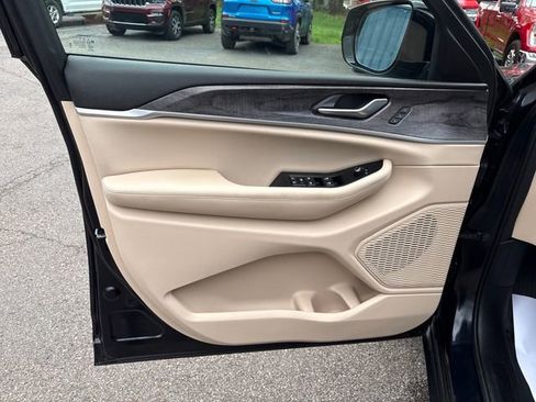 Used 2024 Jeep Grand Cherokee Limited image 8