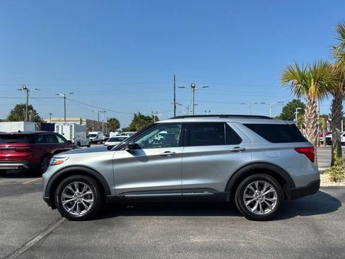 Used 2023 Ford Explorer XLT w/ Equipment Group 202A RWD image 6