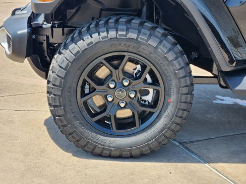 New 2025 Jeep Gladiator Sport image 8