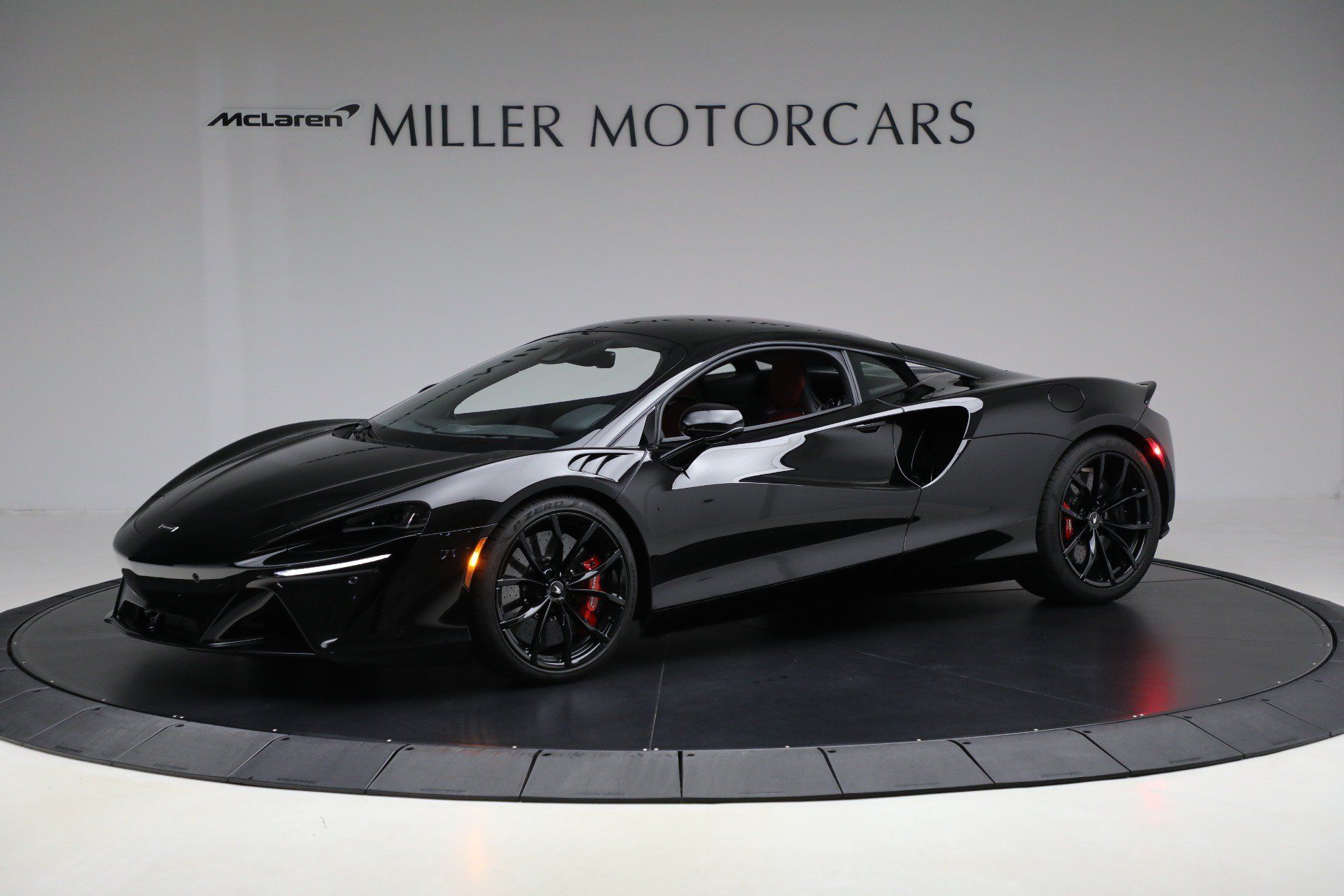 Used 2024 McLaren Artura RWD image 2