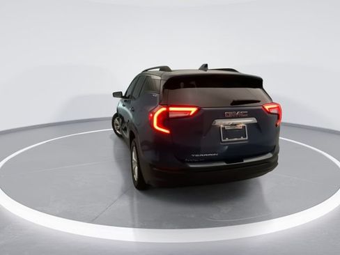 Used 2024 GMC Terrain SLE w/ Driver Convenience Package FWD image 4