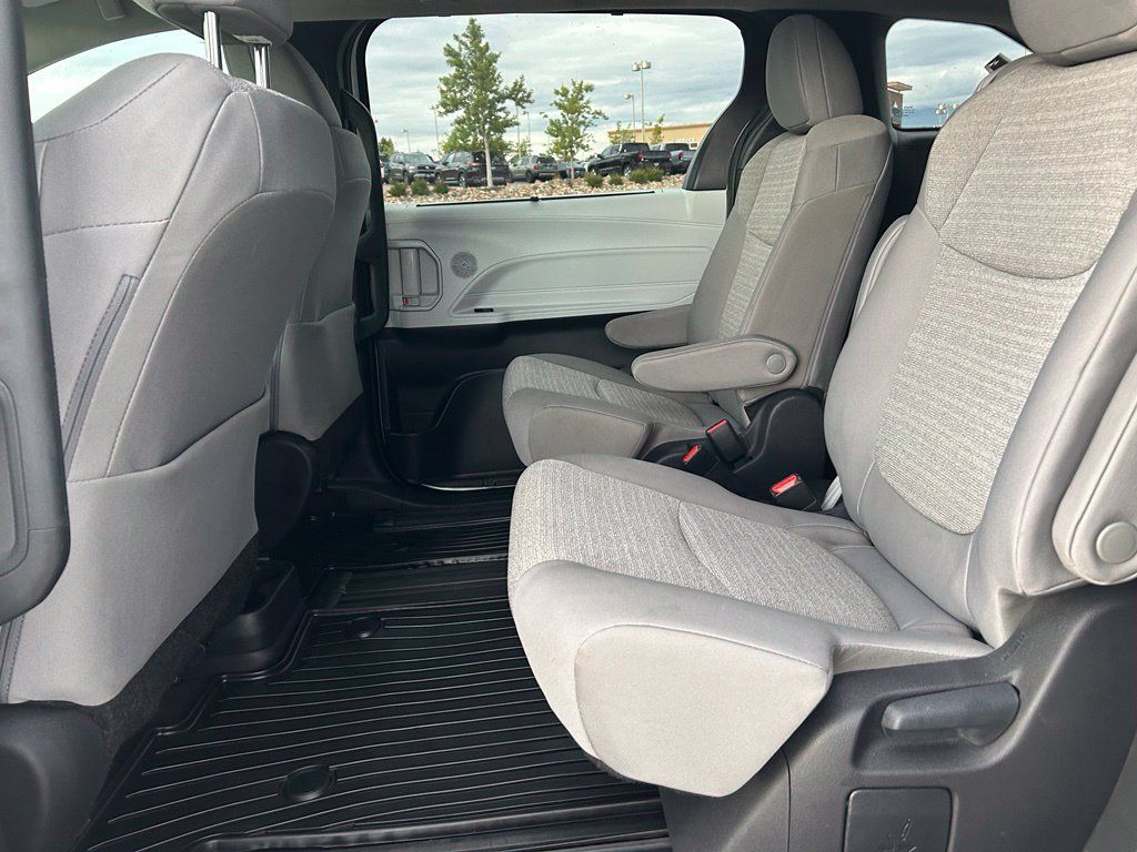 Used 2025 Toyota Sienna LE AWD/4WD image 25