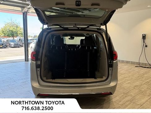 Used 2024 Chrysler Pacifica Touring-L FWD image 8