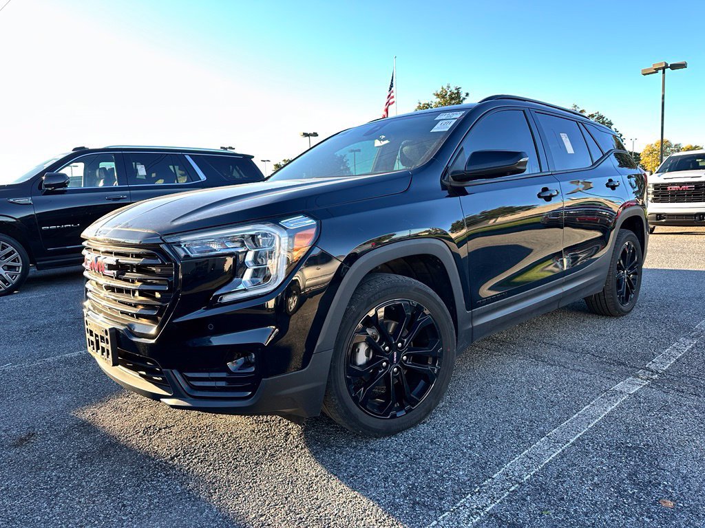 Used 2022 GMC Terrain SLT w/ Infotainment Package II AWD/4WD image 2