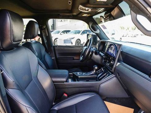 Used 2024 Lexus GX 550 w/ Accessory Package (31) AWD/4WD image 17