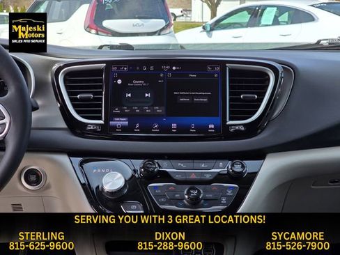 Used 2024 Chrysler Pacifica Touring-L image 29