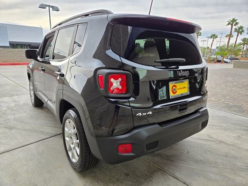 Used 2022 Jeep Renegade Latitude w/ Convenience Group AWD/4WD image 3