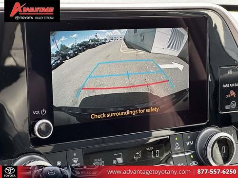 Used 2023 Toyota Highlander XLE AWD/4WD image 34