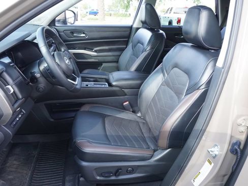 Certified 2024 Nissan Pathfinder Platinum FWD image 15