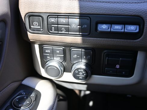 Used 2021 GMC Yukon XL Denali w/ Denali Premium Package AWD/4WD image 30
