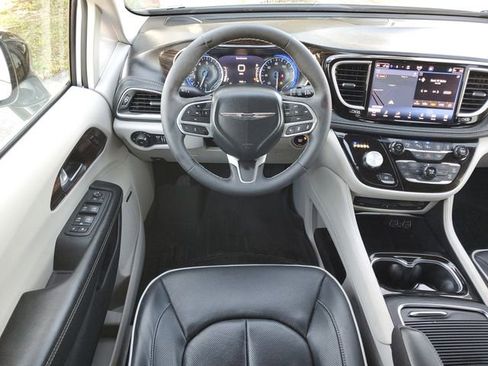 Used 2024 Chrysler Pacifica Limited w/ Uconnect Theater Family Group image 29