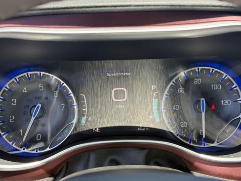 Used 2020 Chrysler Pacifica Limited FWD image 23