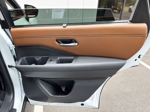 Used 2025 Nissan Pathfinder Platinum FWD image 46
