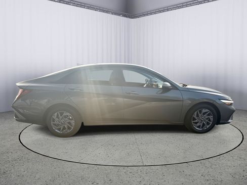 Used 2024 Hyundai Elantra SEL FWD image 9