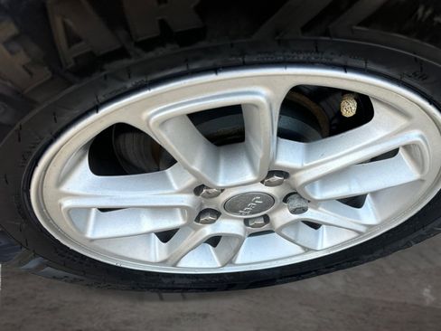 Used 2018 Jeep Grand Cherokee Laredo AWD/4WD image 16