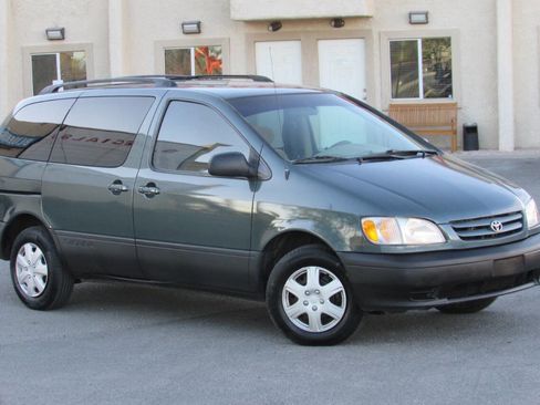 Used 2002 Toyota Sienna CE image 1