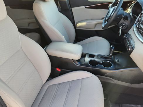 Used 2017 Kia Sorento LX image 13