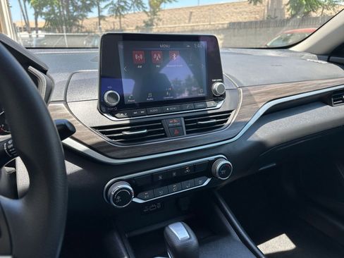 Used 2025 Nissan Altima 2.5 SV FWD image 17