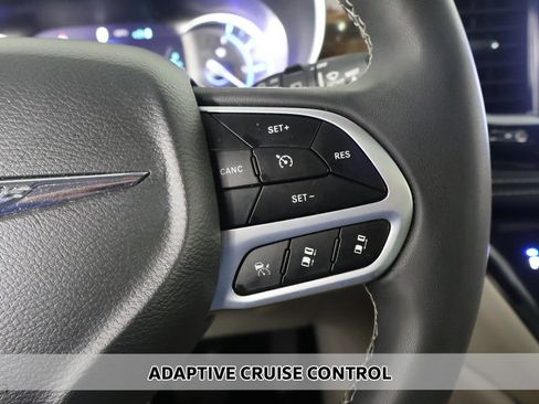 Used 2023 Chrysler Pacifica Limited FWD image 5