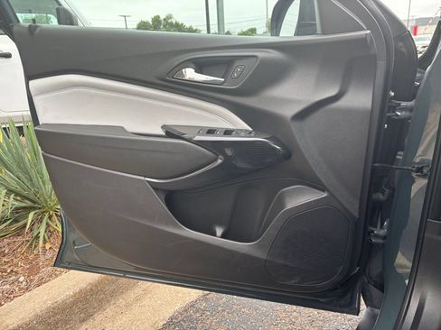Used 2025 Chevrolet Trax LT w/ LT Convenience Package FWD image 18