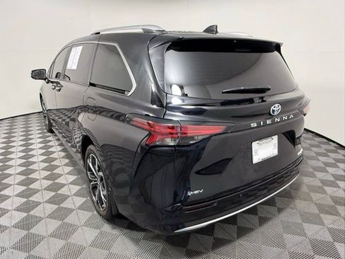 Used 2025 Toyota Sienna Platinum image 4