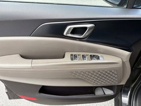 Used 2025 Kia Carnival FWD image 7