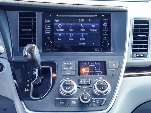 Used 2015 Toyota Sienna XLE Premium FWD image 10