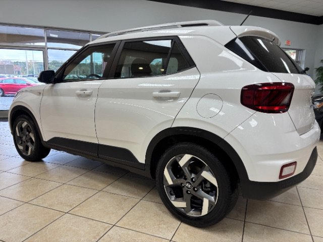 Used 2024 Hyundai Venue SEL FWD image 5